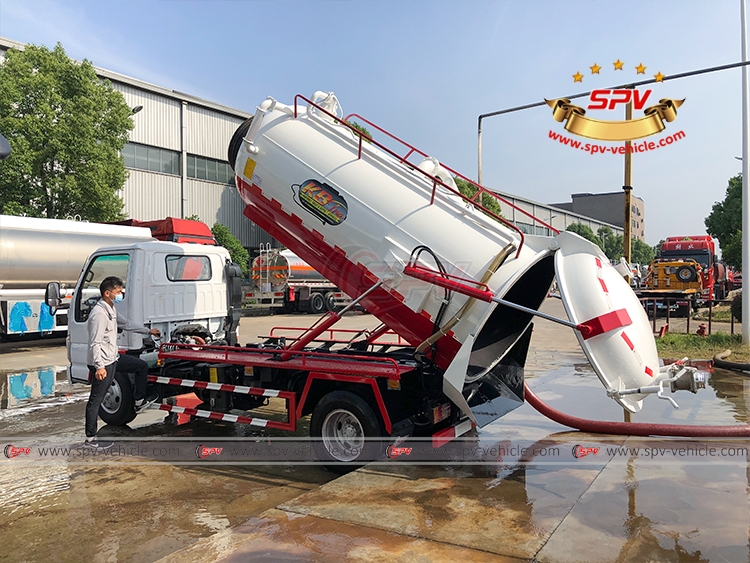 4,000 Litres Sewer Vacuum Truck ISUZU - Tank lifting 1